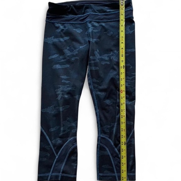 Lululemon Run Inspire Crop II Leggings Size 8 Blue Camo Luxtreme Capri - Picture 4 of 6